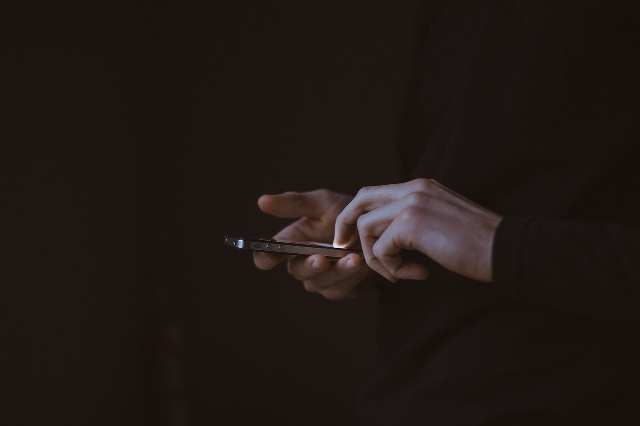 cell phone, texting, hands-690192.jpg